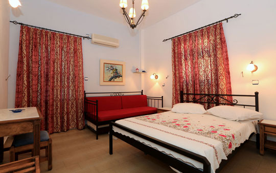 Στούντιο 4 - Διπλό μεταλλικό κρεβάτι και καναπές